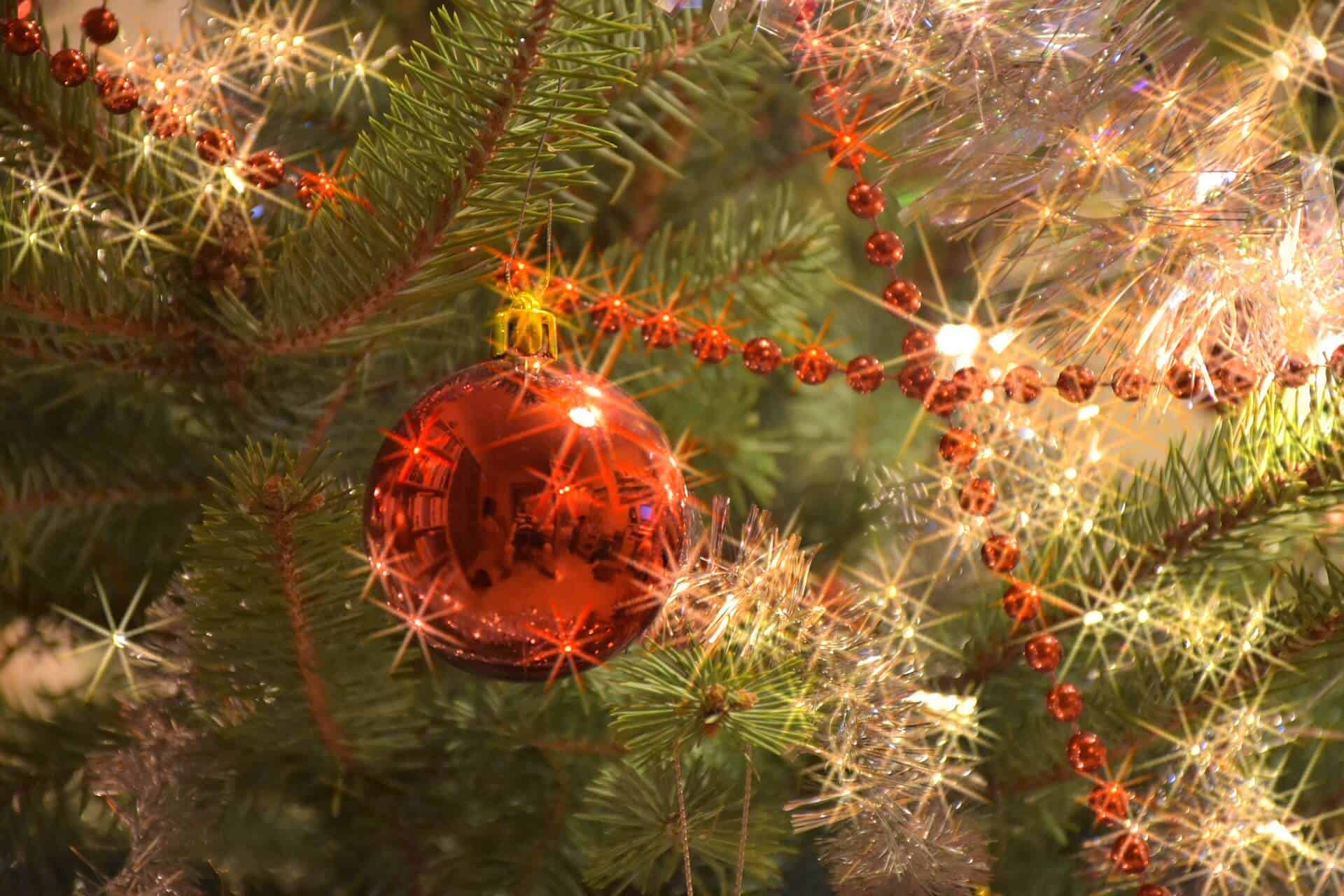 Simple Christmas Garland Decoration Ideas – Christmas Decorating Fun
